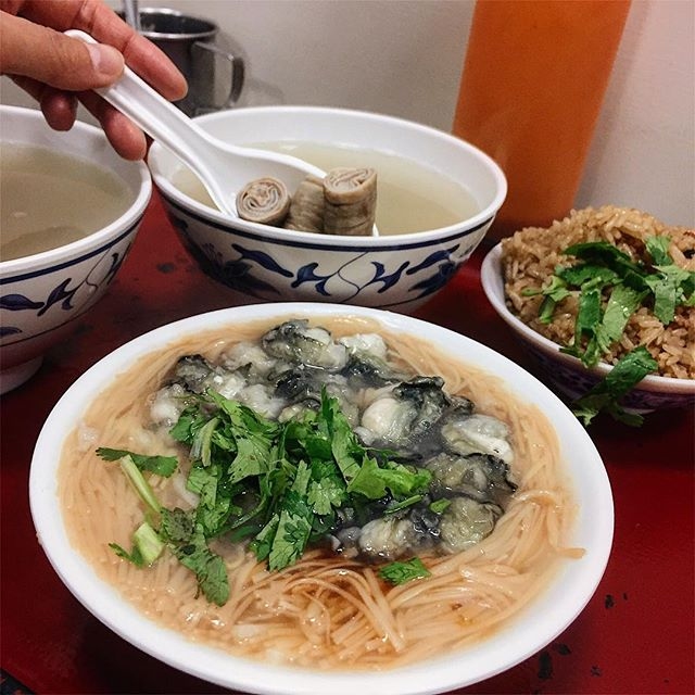 雙管四神湯無非是最具代表性的美食,這家四神湯最大的特色在於有別於一般店家的單管豬小腸,這家採用的是雙管豬小腸,一口咬下有更多層次的口感,讓人驚艷。另外油飯與麵線也是店內不容錯過的美食,喜歡重口味的朋友更不能錯過加上ㄧ大瓢蒜泥,使得口味更加提升。