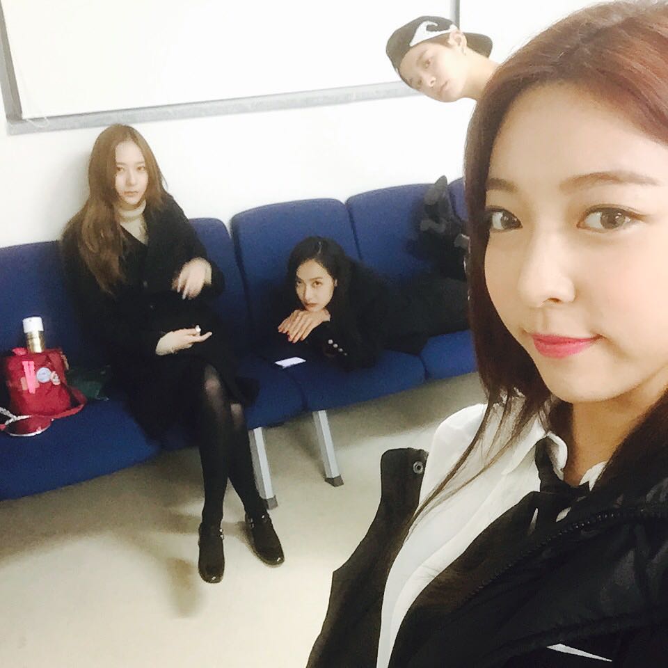 而f(x)今年也迎來出道第9年,在9月5日當天Victoria、Amber、Luna、Krystal四人都親筆寫下對MeU(f(x)官方粉絲名)的感謝慶祝出道9週年,2年了f(x)一直沒有推出正式作品也讓粉絲怒喊SM沒有重視藝人,最後也都沒有出現正式回應...