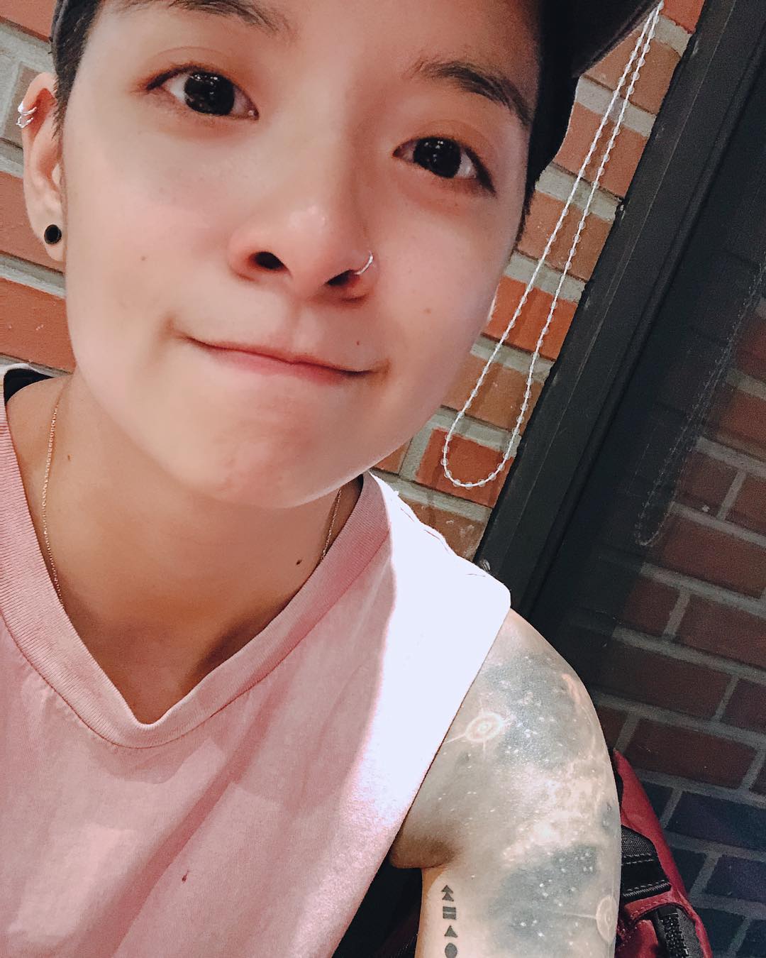 f(x)成員Amber在昨天9月18日過了25歲生日,同時也送給歌迷一個很大的禮物,就是Amber即將推出新歌囉!全都是Amber親自作詞作曲,其中一首是為了安慰心裡覺得辛苦的人們所寫的歌,希望能帶給他們正面能量,出道以來一直接受許多惡評的Amber會不會也是在訴說自己部分的心情呢?