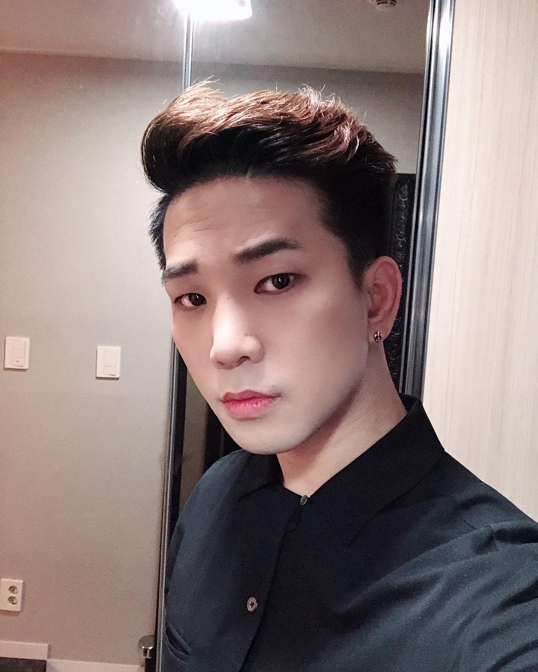 像是出身知名團體MBLAQ的主唱G.O在今年2月就宣布暫時以以Afreeca TV的BJ身分活動,踏上直播主之路後,雖然偶爾會有些酸言酸語,但G.O的收入可是增加不少,先前G.O就曾經在一個禮拜內賺入2700萬韓圜(約台幣74萬),而且還榮登當週的直播主收入一位,真的是賺很大!目前也與演員崔藝瑟甜蜜交往中,真的是事業愛情兩得意阿!