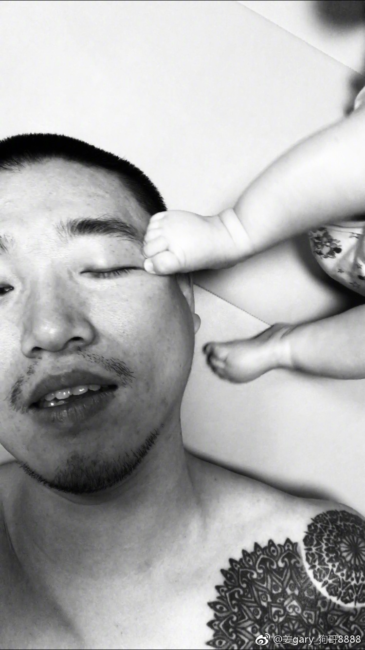 而在最後Gary去找一位畫家朋友,對方似乎也是位新手老爸,兩人也聊了一下天...片尾的時候Gary也打上當上爸爸之後可能每天只睡3小時,要換尿布..這類100多件的事情,但我們都很珍惜這每一分每一秒。