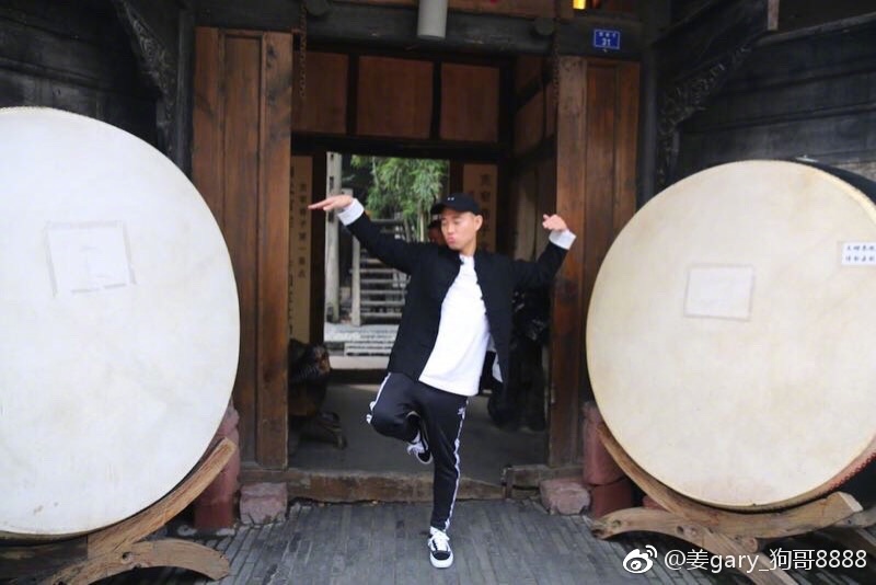 Q:「會有誰看我的影片呢?」
Gary:「youtube會讓你看見哪裡的人,那個地方有多少人在收看你的影片,第一名的國家是越南」意外的答案讓Gary的朋友還很懷疑的說really~
這時突然手機響了,Gary還在字幕搞笑的打上最可怕的女人說著my wife,短短幾句日常的對話結束和老婆的通話。