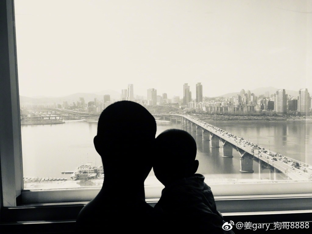 Gary在2017年閃電宣布與圈外女友結婚並在11月升格當爸,這中間極少人知道原來Gary有位交往的女友,連running man成員都是看了新聞才知道Gary成為人夫的消息,可想而知Gary非常保護老婆,不想因為自己是藝人的身分帶給她壓力。