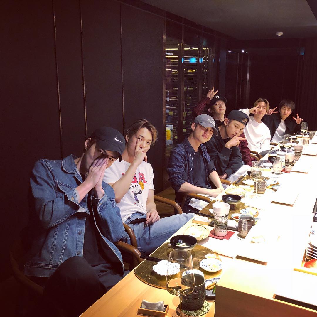 21日是成員CHEN的生日,忙內世勳上傳了成員們一起聚餐慶祝CHEN生日的照片,除了正在出演音樂劇的隊長SUHO,和日前SM娛樂宣布將在10月以正規專輯《NAMANANA》在美國出道的LAY外,其他成員們都一起慶祝了CHEN的生日。