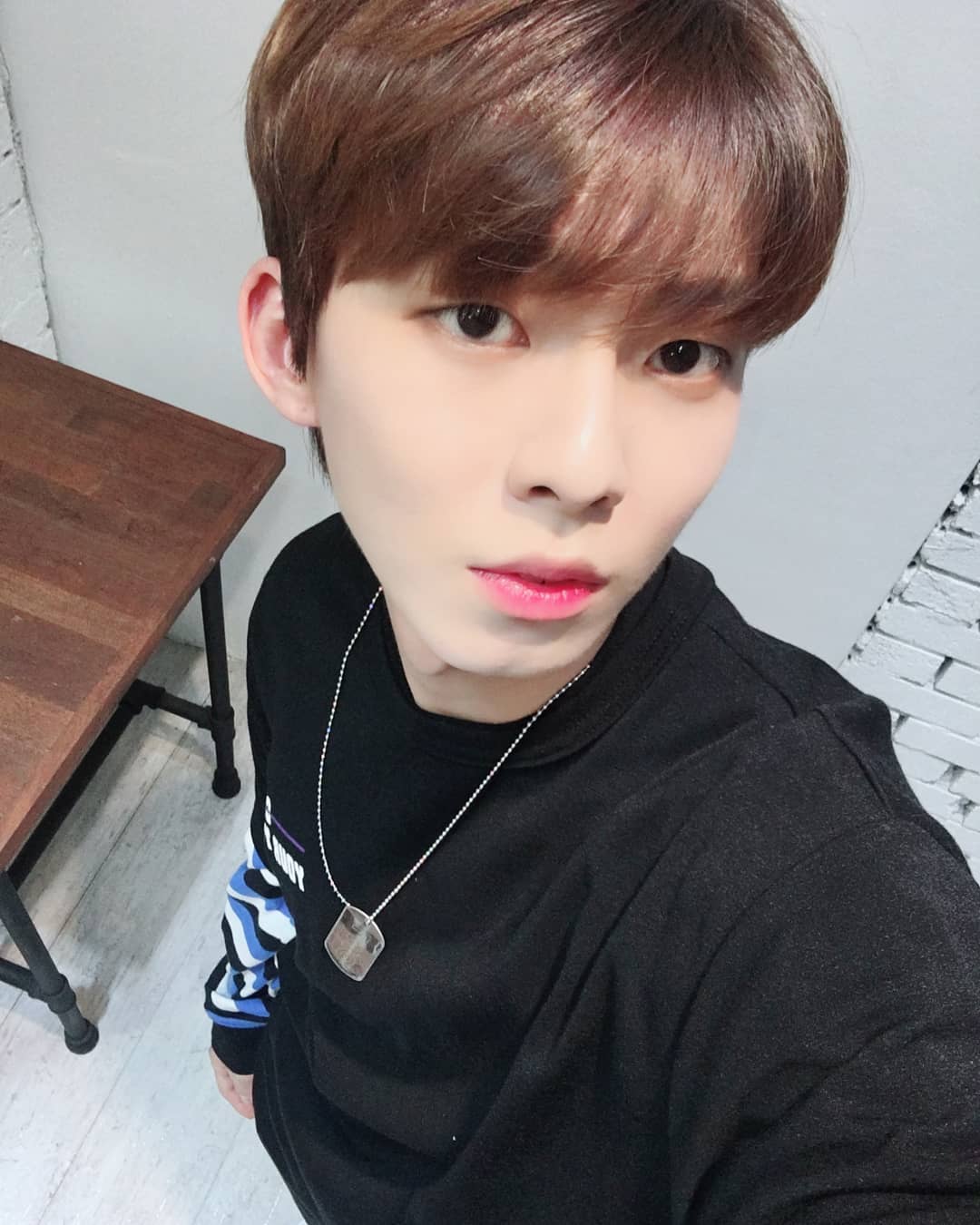 當時是《MIXNINE》冠軍的禹真榮在《Produce 101》挫敗後好不容易有了不錯的成績卻依舊夢碎,所屬經紀公司happyface遺憾表示「MIXNINE無法實現出道承諾,禹真榮將會回到公司繼續練習生的訓練」氣到對YG提起告訴要求賠償。