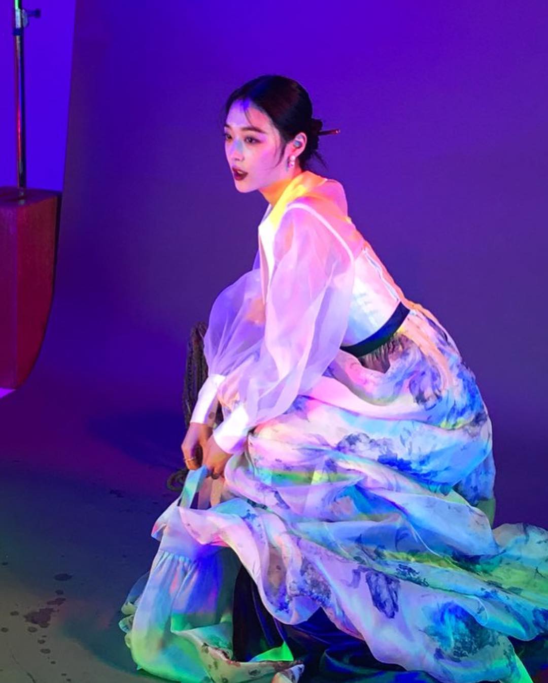 雪莉在IG打下「謝謝大家的努力,水蜜桃們(雪莉粉絲名)中秋節快樂,禮物。」紮起頭髮穿著很有藝術感的改良式韓服,微微的透紗設計加上帶點迷濛的紫光背景顯得很有迷幻的意境,似乎自己也很滿意成果想和粉絲分享美照。