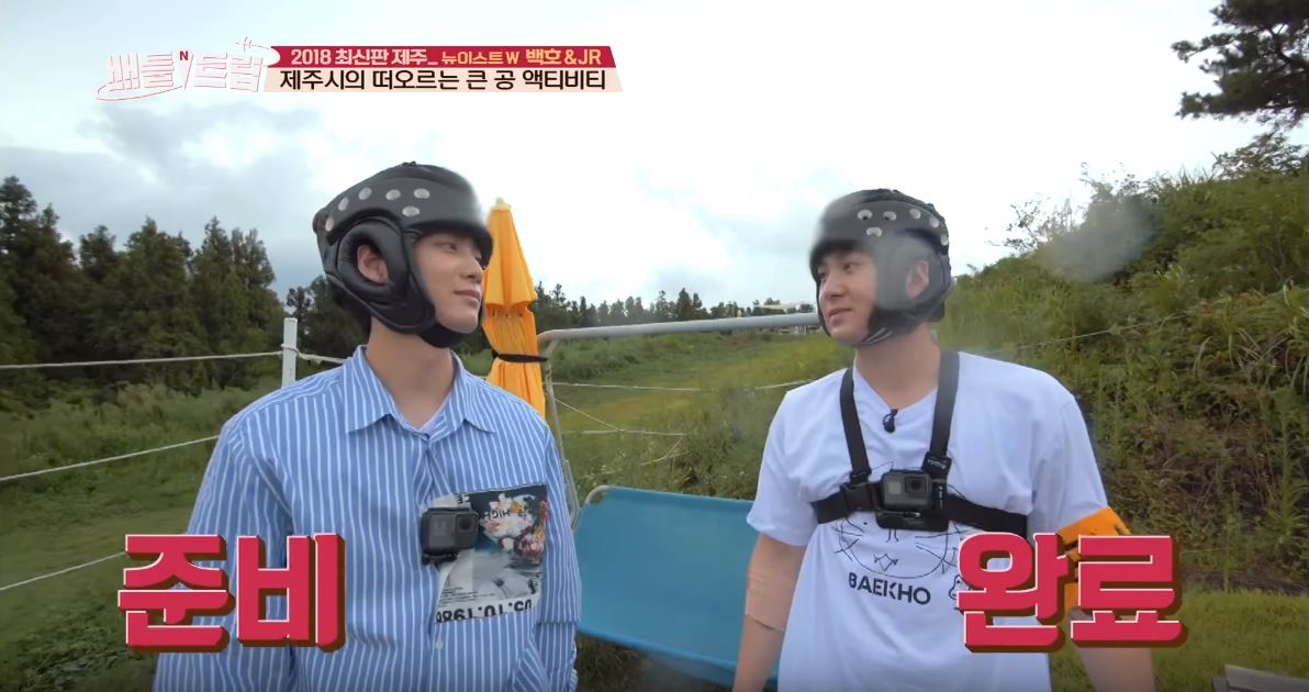 在22日播出的《戰鬥旅行》節目中,JR及白虎兩人挑戰了濟州的人氣活動項目「滾大球」,並且還打賭在過程中比賽塗口紅,輸的人要負責晚餐的支出。