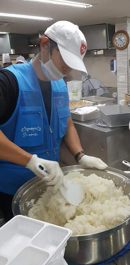 正在拍古裝劇《阿斯達年代記》的宋仲基特地在中秋休假最後一天跑到首爾露宿之家做公益,希望能夠把溫暖送給需要幫助的弱勢社群,起初宋仲基穿著與工作人員一樣的衣服都帶著口罩,沒有人認出原來在盛飯的是鼎鼎大名的韓國演員宋仲基。
