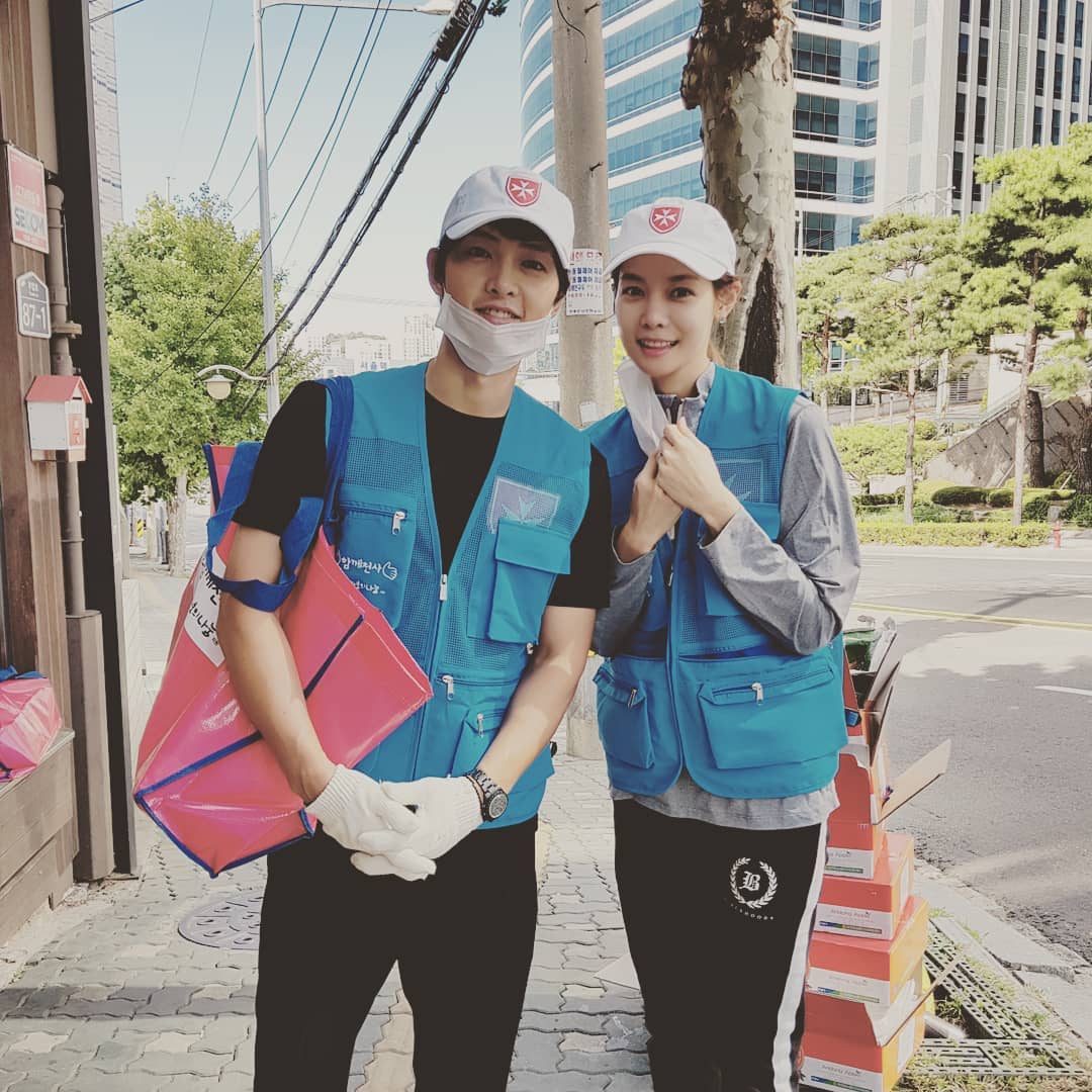 直到廚房媽媽認出他之後,才吸引不少人們衝衝跑去合照,廚房媽媽形容當天大家發現是宋仲基的時候,先放下手邊的鍋碗瓢盆跑去合照,畫面有趣又好笑。