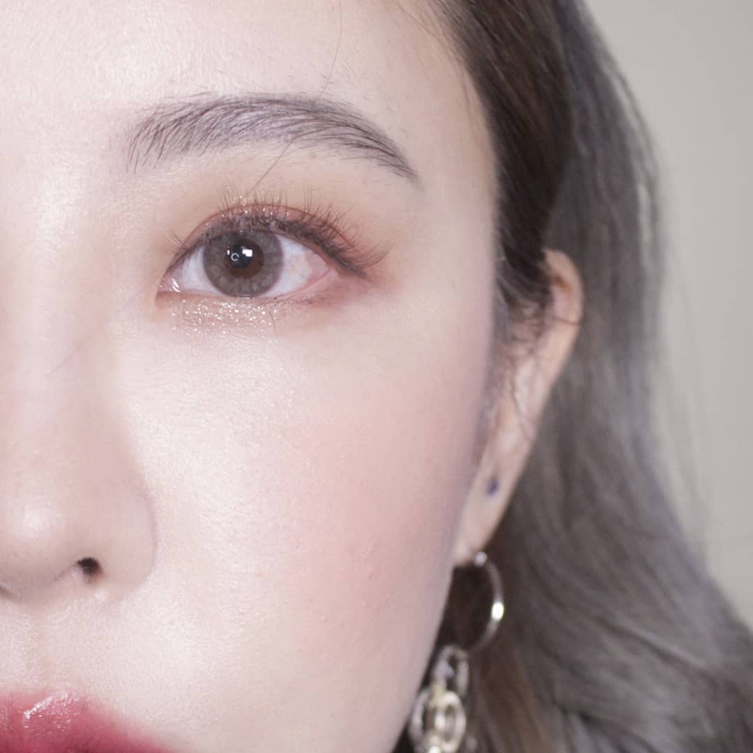 而偽少女個人推薦髒玫瑰色這款,在秋天來說整體會顯得非常有層次感,而且搭配暖色系的眼妝非常適合,重點是擦在臉上會很顯白,這塊不收根本等於對不起自己啊!