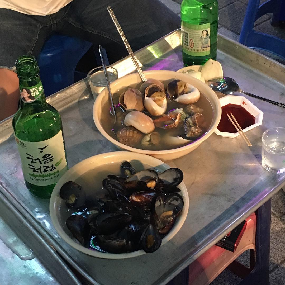 4. 永登浦
提供紅蛤湯吃到飽、超有人情味的布帳馬車在這裡!不同於其他布帳馬車,這裡的位置雖然少又小,但因為人氣很高,韓國人可是不惜排隊也要吃啊!大家最喜歡紅蛤湯,螺、海螺和湯一起配著一瓶燒酒當下酒菜喲!
地點:地鐵1號線 永登浦站 6號出口