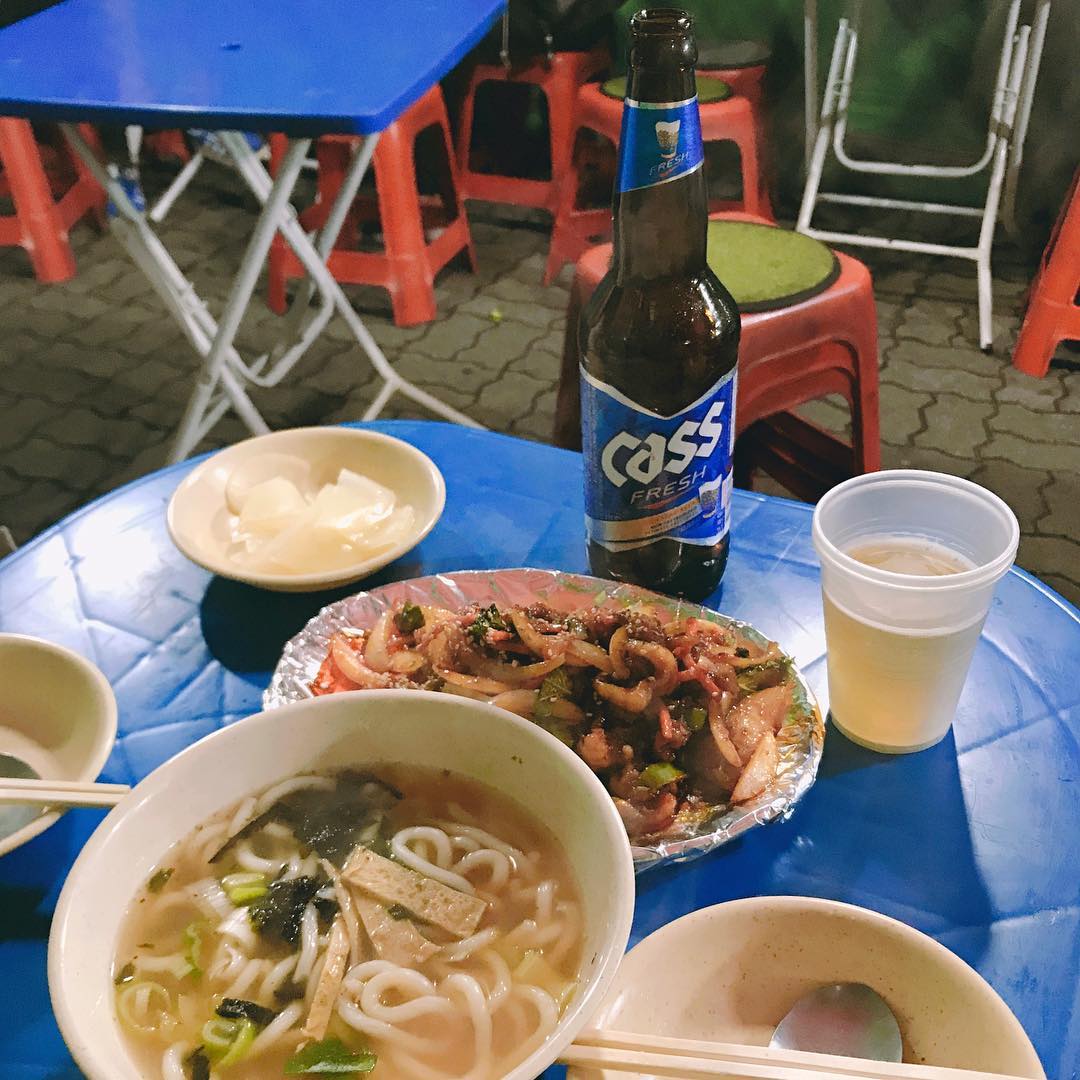 5. 汝矣島
晚上往公司聚集處走的話,可以看到很多剛下班的上班族。在都市叢林中一邊吹著涼爽的風,一邊喝杯燒酒的話,上班族這一天累積的壓力就瞬間消失了啊!這地區布帳馬車的招牌是烏龍麵、軟骨、雞蛋捲等。
地點:5號線 汝矣島站 5號出口