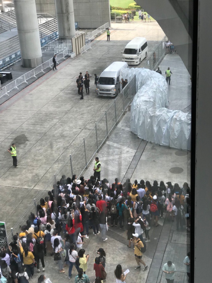 他們在Wanna One成員下車到進入活動場地的路程,裝置了一條通道,讓偶像可以不受任何影響安全的進到會場,不過看到的粉絲卻笑稱:「好像抽油煙機的管子」、「要不要直接通到飯店去啊」,對於主辦「金鐘罩」般的保護,都表示太誇張了XD
