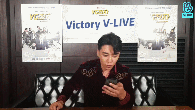 勝利緊接著打給WINNER的宋旻浩,不過電話接起來後卻不是旻浩接電話...?
原來是旻浩已經換了號碼了阿...一連串的碰壁,也讓勝利氣得說:「這些孩子怎麼換電話了都不跟我說!」而旁邊的工作人員已經笑到翻掉了XD