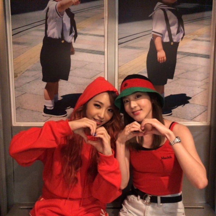 在CL之前,Dara在飛到馬尼拉跑行程的時候也特別合體2NE1的忙內Minzy,還拍下妹妹表演的畫面應援,看到這些畫面也再度讓Black Jack想起當年2NE1在舞台上的模樣「真的好想念姊姊們」、「現在光有合照就很心滿意足了」