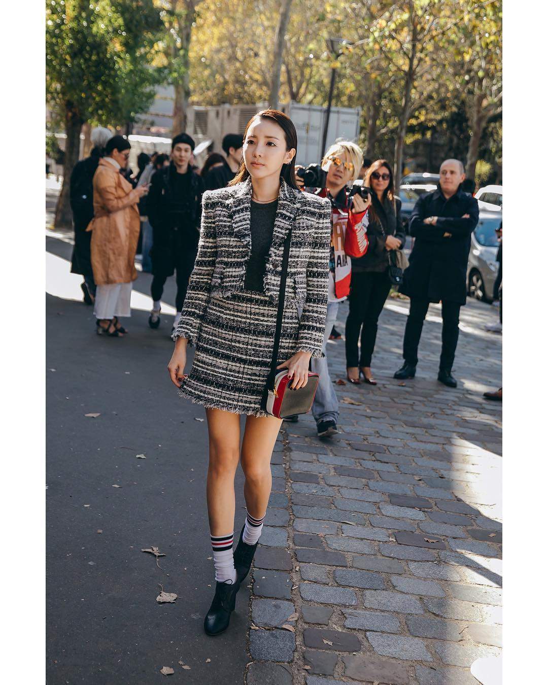 最近在奔波巴黎時裝週的Dara,突然在instagram上傳一張和2NE1成員的合照,創造2NE1在異地合體的珍貴畫面,曝光後馬上引起粉絲關注,哭聲一片!