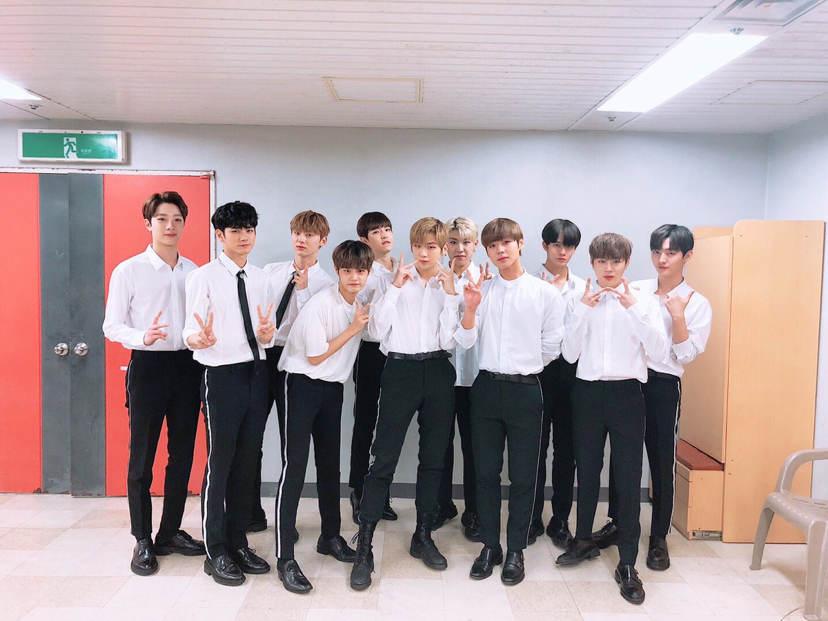昨天才傳出預計將於11月19日那週發行新專輯回歸的Wanna One,今天早上卻有新聞報導指出這將是以Wanna One名義發行的最後一張專輯。(新聞標題:찬란했던 11개의 별 ‘워너원’, 마지막 앨범 활동 후 해산 fr.스포츠동아)