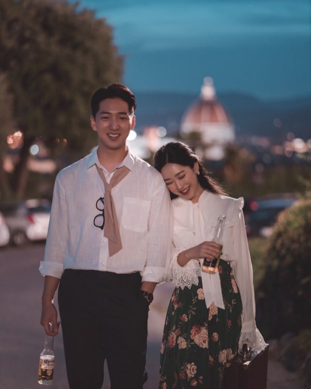 車允智和哥哥Baro的感情非常要好,在Baro的SNS上也可以經常看到兄妹倆的合照XD 先前兩人一起到義大利旅遊,拍出來的照片...根本每一張都是畫報啊!兩人感情好到照片看起來根本不像兄妹反而更像是情侶XDD