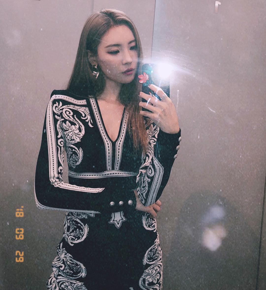 善美和歌迷的可愛互動在網路瘋傳,許多粉絲看完之後也喊聲「幸好我比姊姊大」、「我直接OUT了嗚嗚」不只擁有男粉絲,善美的爽朗個性同樣深受女粉喜愛,聽到歌迷因為看到她而感動想哭,善美連忙安慰這位粉絲!