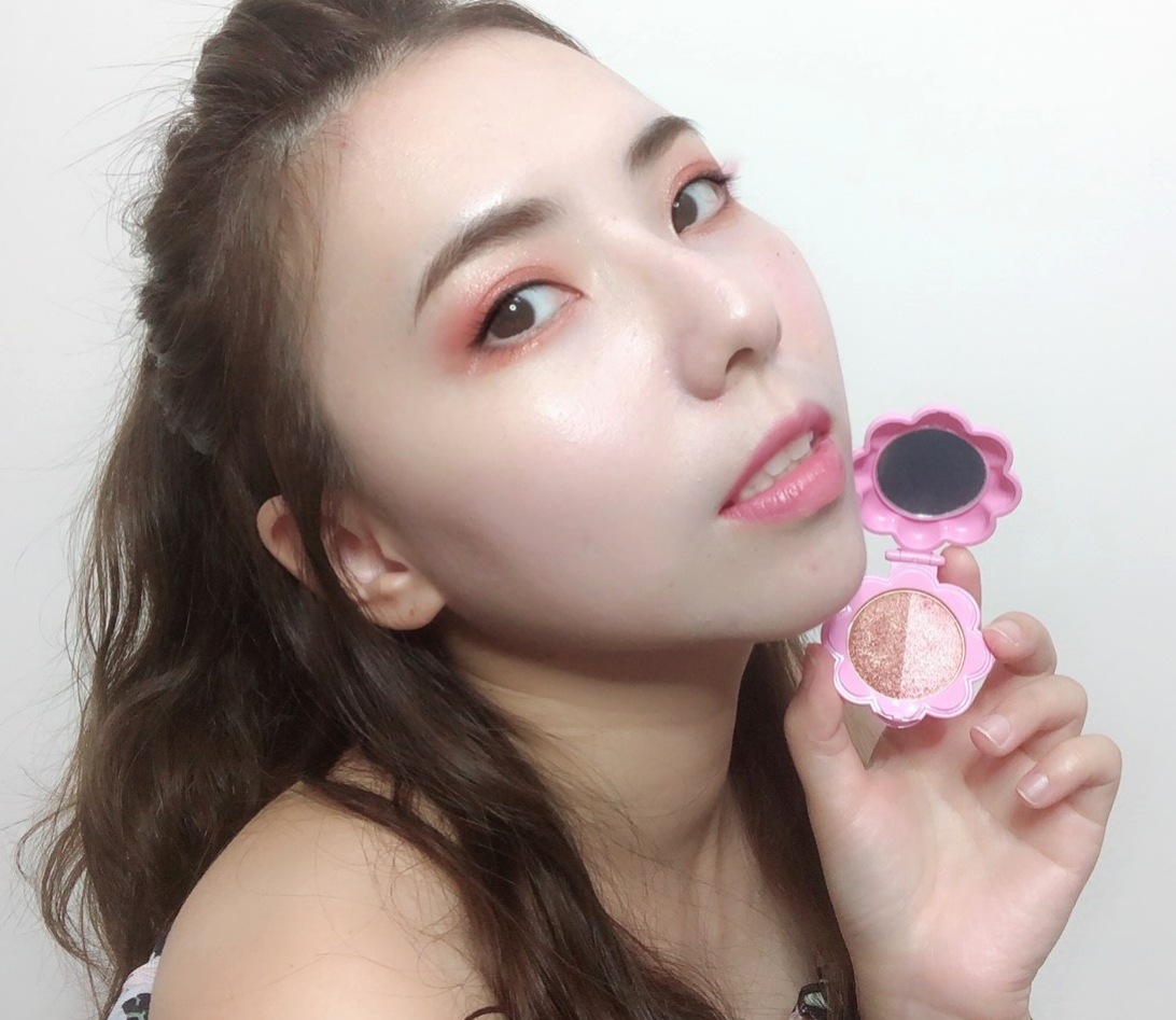 其實畫眼影真的憑個人感覺,看了很多化妝師及部落客的眼影會發現大家的畫法都不盡相同,但重點是不要把眼妝搞髒就可以了!找出適合自己的畫法及顏色很重要。在還不會配色的階段建議直接買雙色眼影就ok啦!