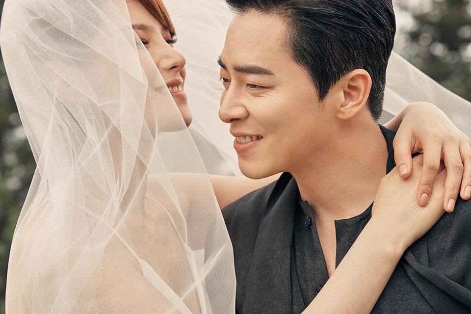 今年6月驚喜宣布要於秋季結婚的演員曹政奭和歌手Gummy,最近終於正式結為夫妻了!
C-JeS娛樂與JS公司今天(8日)發表了兩人結婚的消息,表示:「曹政奭和Gummy最近和家人一起舉行了小小的婚禮,成為了夫妻。」
