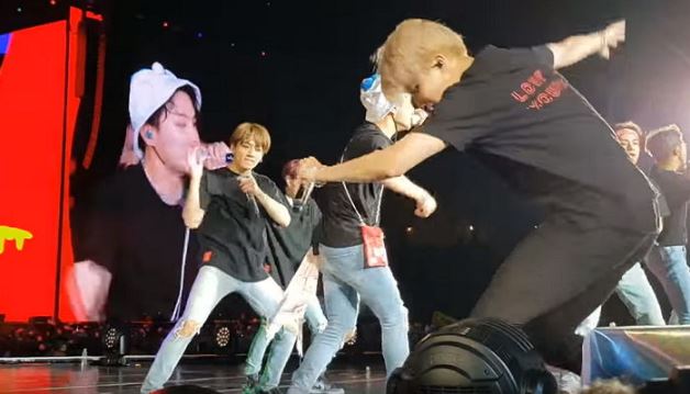 Jimin在歌曲一開始沒多久就先首當其衝,成為柾國灑水後的第一個受害者,Jimin的舞蹈動作剛好有在地上滑行的部分,在帥氣的滑行之後,Jimin卻因為地滑差點跌倒,但好險Jimin很快的把重心拉回來,才沒有滑倒...