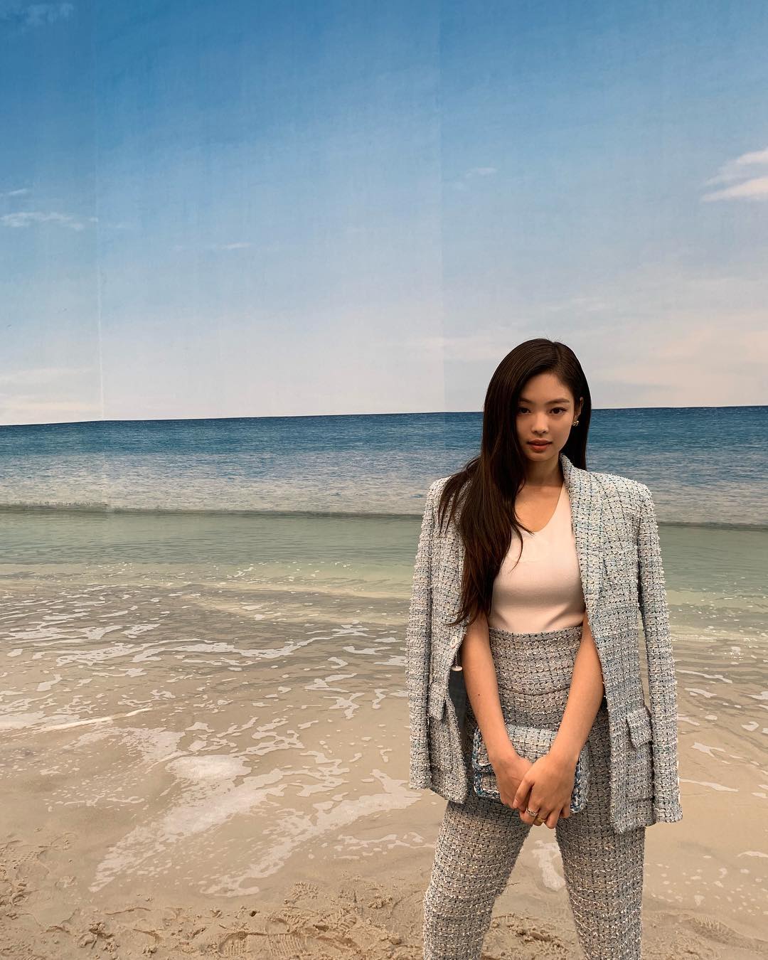 JENNIE則是在《Idol Room》節目上提到同類型節目《Weekly Idol》的名字。JENNIE不僅馬上道歉,還拿氣槌敲自己的頭表示懲罰XD