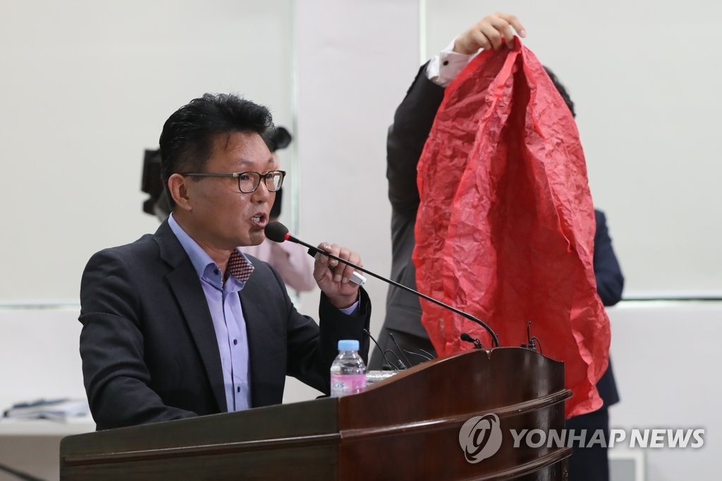 警方調查發生爆炸最大的可能性是,因為火苗通過油罐的換氣口進入油罐產生爆炸引起火災。根據調查,A男前幾天撿到鄰近小學舉辦的活動中飛過來的天燈,因為好奇心又再重新點火放天燈才引發這次事故。