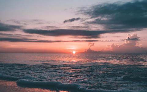 3.海邊-令人醉心的美麗海景
海邊的夕陽,最令人醉心,天色從原本的明亮,漸漸因為西下的太陽,慢慢改變約會的氛圍,有節奏的海浪聲搭配著一望無際的海景,是讓人最放鬆的時刻,此時此刻在身邊的彼此,就成了眼中的唯一,讓對方牢記在心裡。