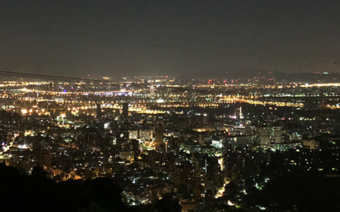 5.獨家夜景-絕美的畫面讓對方印象深刻
才沉醉在稍早的浪漫餐廳氣氛及令人回味的美食,緊接著安排一個獨家的夜景秘境,將整個城市的景色在最高點映入眼裡,就像他給了妳整個世界般的幸福感,延續剛剛的氛圍,相信很快的,就能走進她的心裡。
