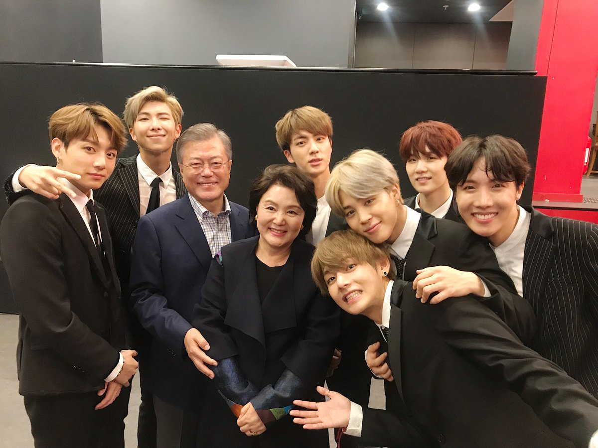 超人氣偶像團體BTS防彈少年團在結束美國行程後馬上飛往巴黎演唱,同一時間也在法國的韓國總統文在寅夫婦也是座上賓,不只法國粉絲尖叫,連第一夫人金正淑也是他們的粉絲!