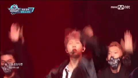 正在各國忙碌跑行程的防彈們,也不忘顧及ARMY的眼睛,拍下每個國家的帥照上傳分享給無法親眼看到他們的粉絲,除了團員們的自拍照,許多張「男友照」根本心臟狙擊阿阿阿
