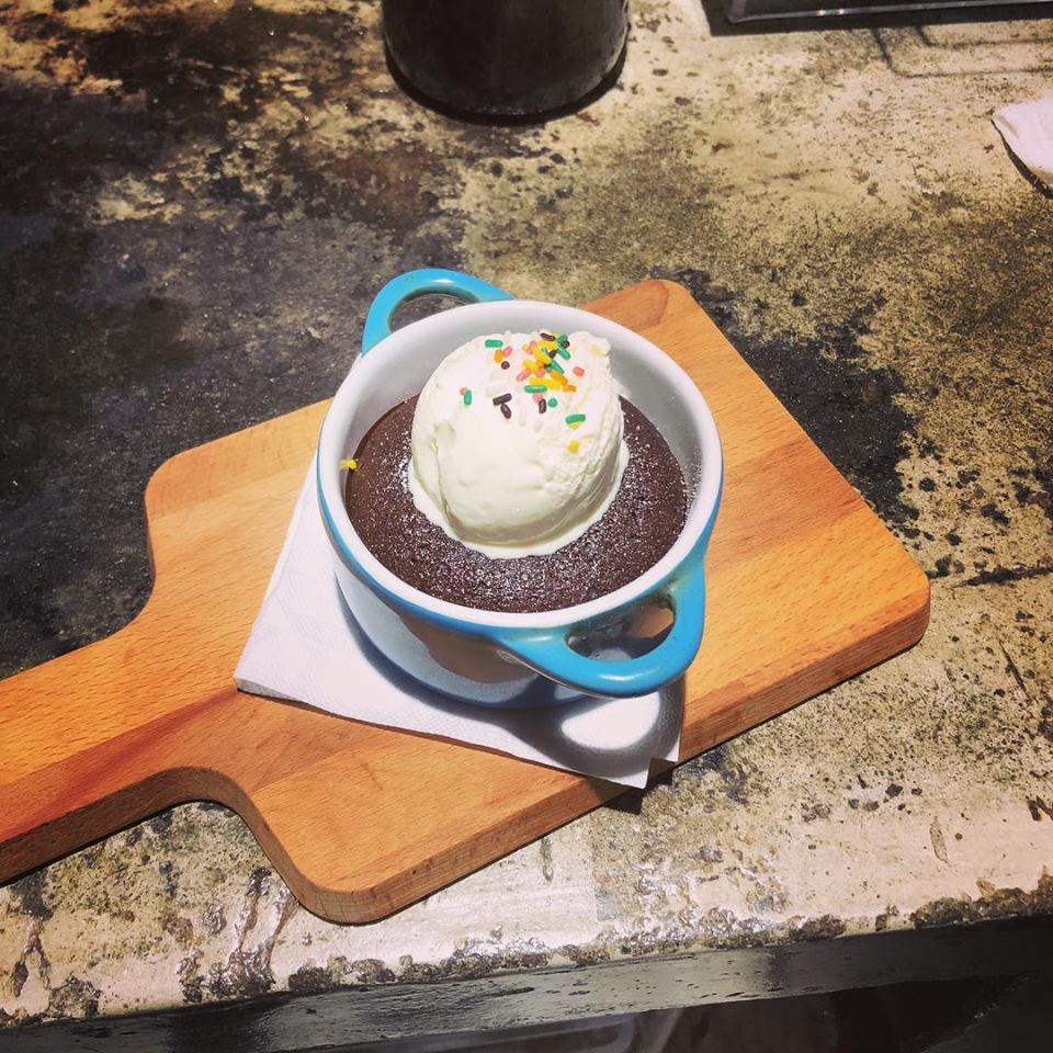 2.Cloud 9 Cafe。這家位在信義區與忠孝復興捷運站1號出口的早午餐/下午茶店不僅交通方便、東西好吃、價格也超甜!不只賣甜食也有賣簡餐,如果和姊妹約出來吃飯想吃甜食又想吃鹹食,那來這裡就對啦!