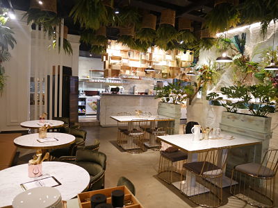 5.Garden Party Restaurant。新竹一級美食戰區-金山街的網美餐廳"花園派對"真的是小編活這麼大去過最美的餐廳!大理石桌與金框的設計,餐廳內的綠色植物真的讓人彷彿在花園中吃飯,裝潢美氣氛佳,真的非常適合和約會、喝下午茶~