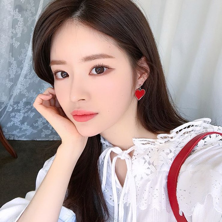 這位超正女友YOO HYE WON的身分也被挖出,她去年與裴斗娜所屬的經紀公司SBD Entertainment簽訂專屬合約,今後可能將以演員出道,目前多以美妝品牌及購物中心模特兒為主要活動。