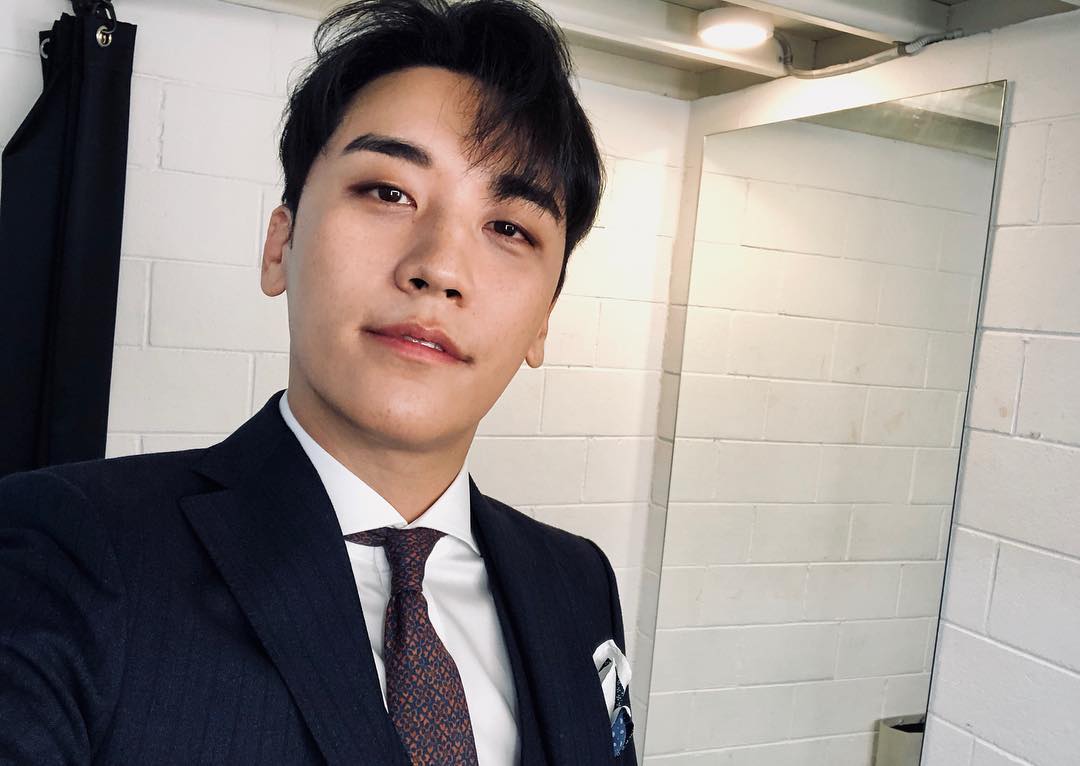 BIGBANG勝利繼6月被爆出有圈外女友之後,事隔四個月在網路上再次爆出他有一位「超正模特」女友,而且兩人似乎都是一起出國。