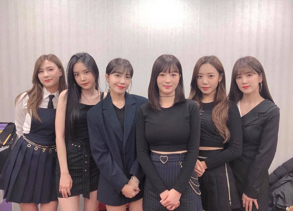 TOP 3
Apink 追蹤人數2105728+
已經是前輩級女團的Apink,並沒有因為出道時間比較久而人氣下降,在V LIVE的追蹤數硬是比好幾個新生代女團多出10倍阿!清純元祖女團最高!