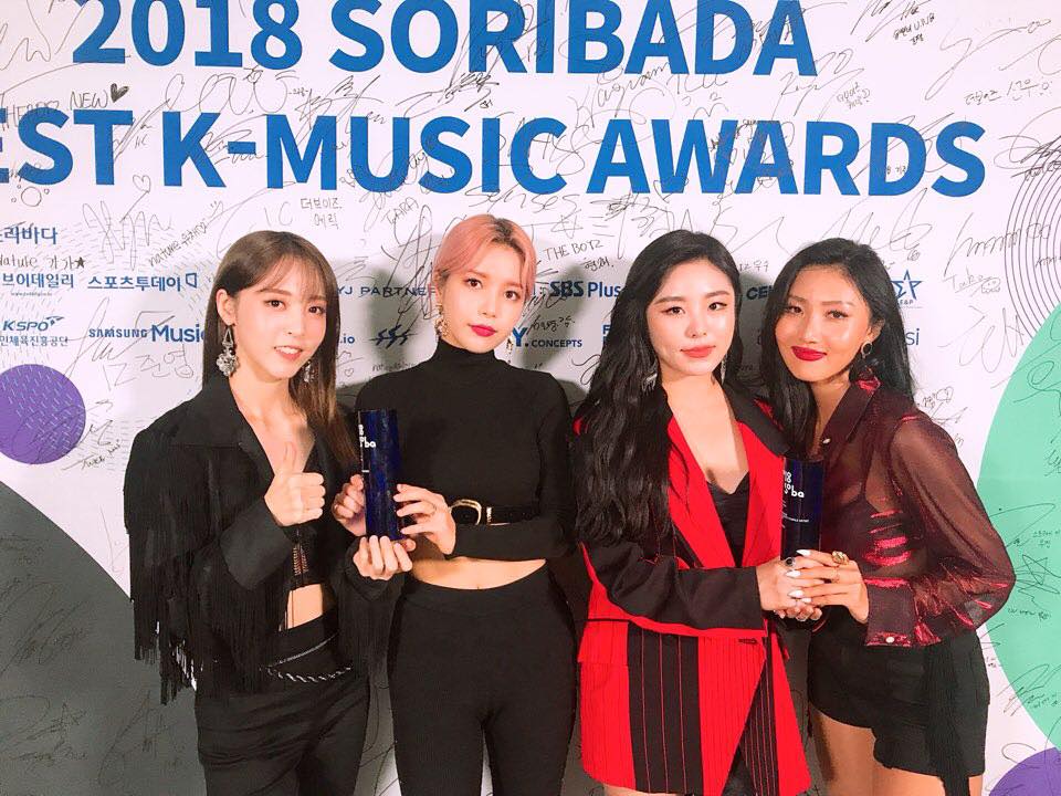 TOP 5
MAMAMOO 追蹤人數1403855+
以些微的差距排在AOA之後的MAMAMOO也是人氣持續看漲的大勢女團之一,憑著堅強的歌唱實力擄獲MOO MOO們的心,今年也成功進軍日本市場,希望MAMAMOO能一直走花路阿!