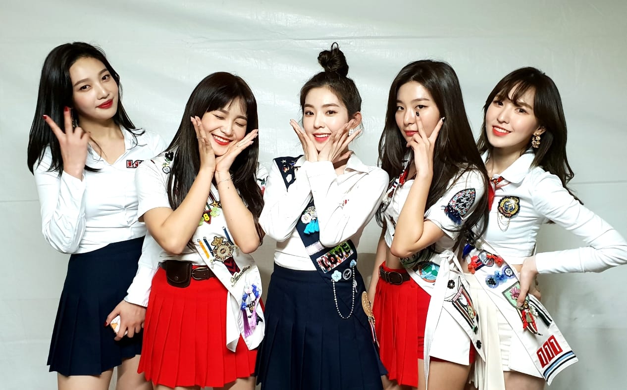 TOP 9
Red Velvet 追蹤人數1214082+
新一代女團中的大勢Red Velvet進到前10名真的不意外阿!從SM娛樂第一個擁有手燈的女團來看,就知道Red Velvet真的不簡單,讓我們繼續期待Red Velvet的回歸吧!