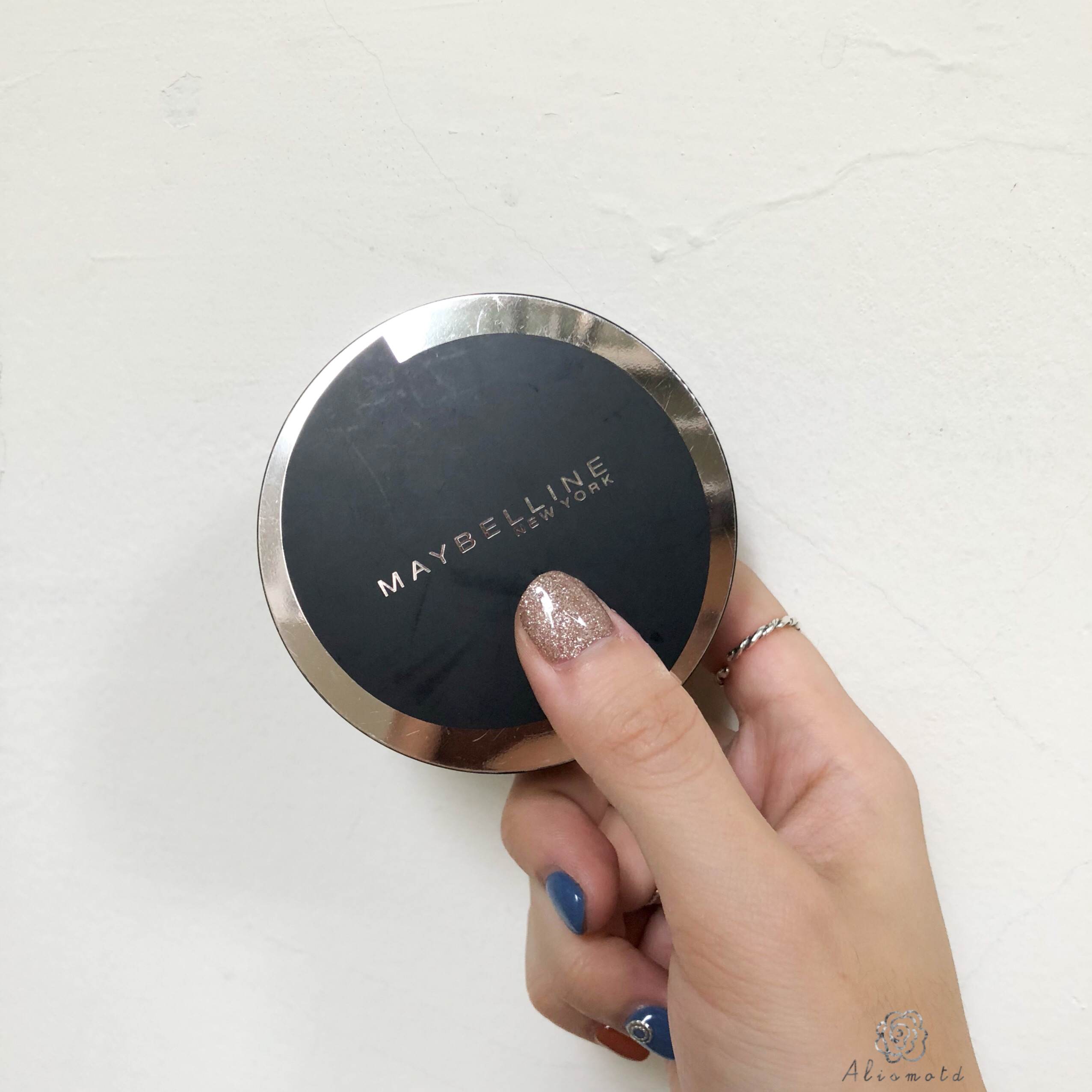 開架大牌來啦!MAYBELLINE「2合1無暇光圈氣墊粉餅」,主打的是遮瑕與底妝一盒就能滿足,而且同時能拍出肌膚美美光圈,為了能完美貼合眼下肌膚還特地把氣墊粉撲做成水滴型的。雖然它主打的只是保濕水光感肌膚,不過它持妝的程度也不是在開玩笑的!