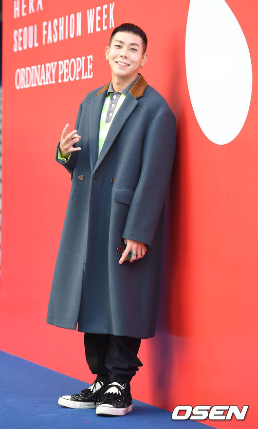 最後就是Loco啦!本身對於時尚有特殊品味的他,這次選擇了一件灰藍色的大衣(這件超好看啊)Oversize的設計更顯得有嘻哈的味道。Loco裡面選擇一件螢光色的單品,熱愛螢光色的他,根本是從衣櫃裡拿的私服吧XD