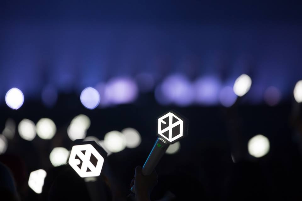 EXO-L們很久沒看到在舞台上閃閃發光的成員們了吧?距離上一張《The Power of Music》已經整整一年了呢~來看看最近成員們都在做些甚麼??