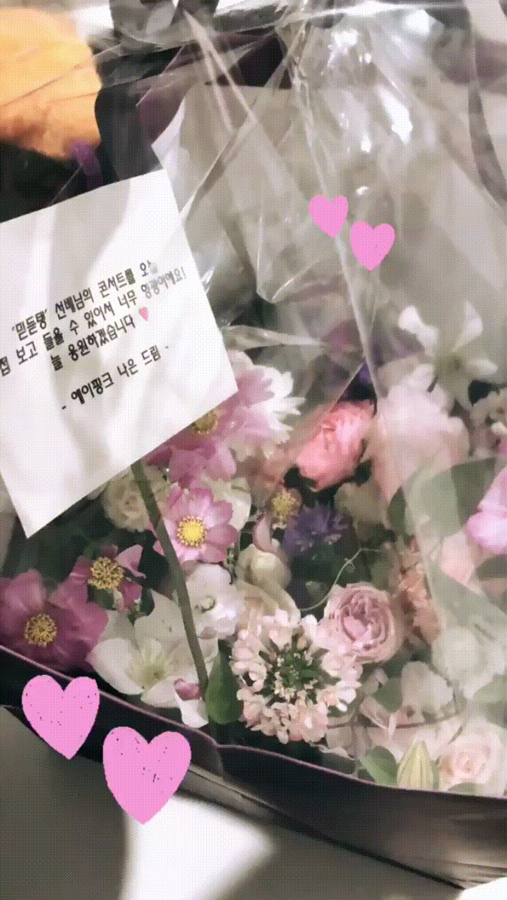 太妍除了在IG限時動態上認證了娜恩送的花束,上面寫著:「今天能觀賞到 '信聽太' 前輩的演唱會真的很榮幸!會一直為妳應援的♥- Apink 娜恩 致 -」