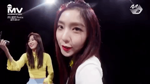 Red Velvet結束新加坡站演唱會後最近飛回韓國,現身仁川機場的時候不少粉絲早已經在外面癡癡等待偶像的出現,其中曝光的Irene「臉部高清照」持續在網路上瘋傳!