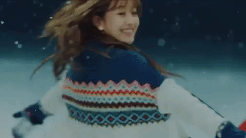 TWICE志效在《SIXTEEN》時期就因為練習10年來不斷歷經出道有望又破滅的壓力,心理上的負擔影響身體,讓本來是因為可愛外型而被選入JYP的她身形變胖,出道後花了好幾張專輯的時間才瘦出現在的好身材,而瘦下來的志效也證明「JYP沒有看錯人」!