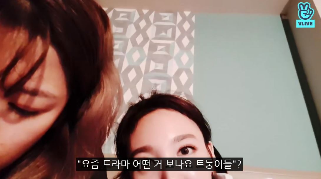 本月19日,TWICE成員MOMO、娜璉、定延開了V LIVE直播跟粉絲互動,最後留了一點提問時間給粉絲,而粉絲也非常踴躍的問問題,而一開始都是非常正常的問題,像是最近看什麼電視劇?喜歡吃什麼食物?等等