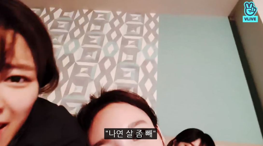 不過突然有一位粉絲連續留了3個一樣的留言,內容都是「娜璉減肥吧!」,在短暫的沉默之後,娜璉酷酷的回應一句:「我會自己看著辦的。」,沒有表現出生氣的樣子,並繼續跟其他粉絲互動,對於沒禮貌的留言,娜璉高EQ的反應讓粉絲拍手叫好!
