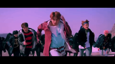 防彈少年團的風潮在這幾年從亞洲吹到全世界,也讓全世界陷入K-POP的魅力之中,除了像BIGBANG、PSY等等的大前輩們在早年辛苦的鋪路之外,防彈少年團本身的努力也是不可抹滅的。