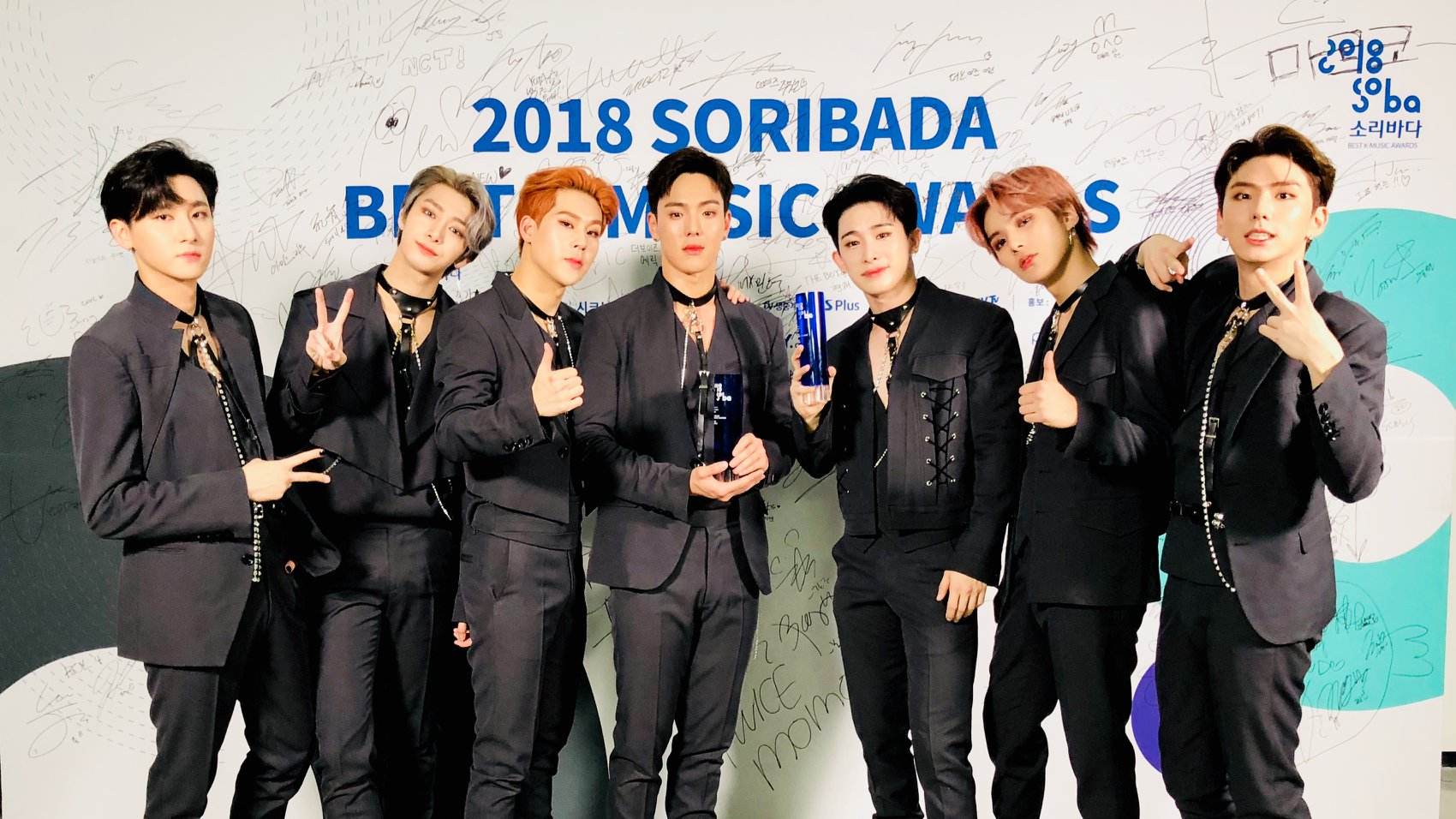 MONSTA X成員也提到這次二巡明顯感受到全球對K-POP的關注度提高,當地媒體對待韓國偶像的方式及規模也都產生了變化,甚至還會有知名人士主動要求自拍或要電話,讓他們非常驚訝!