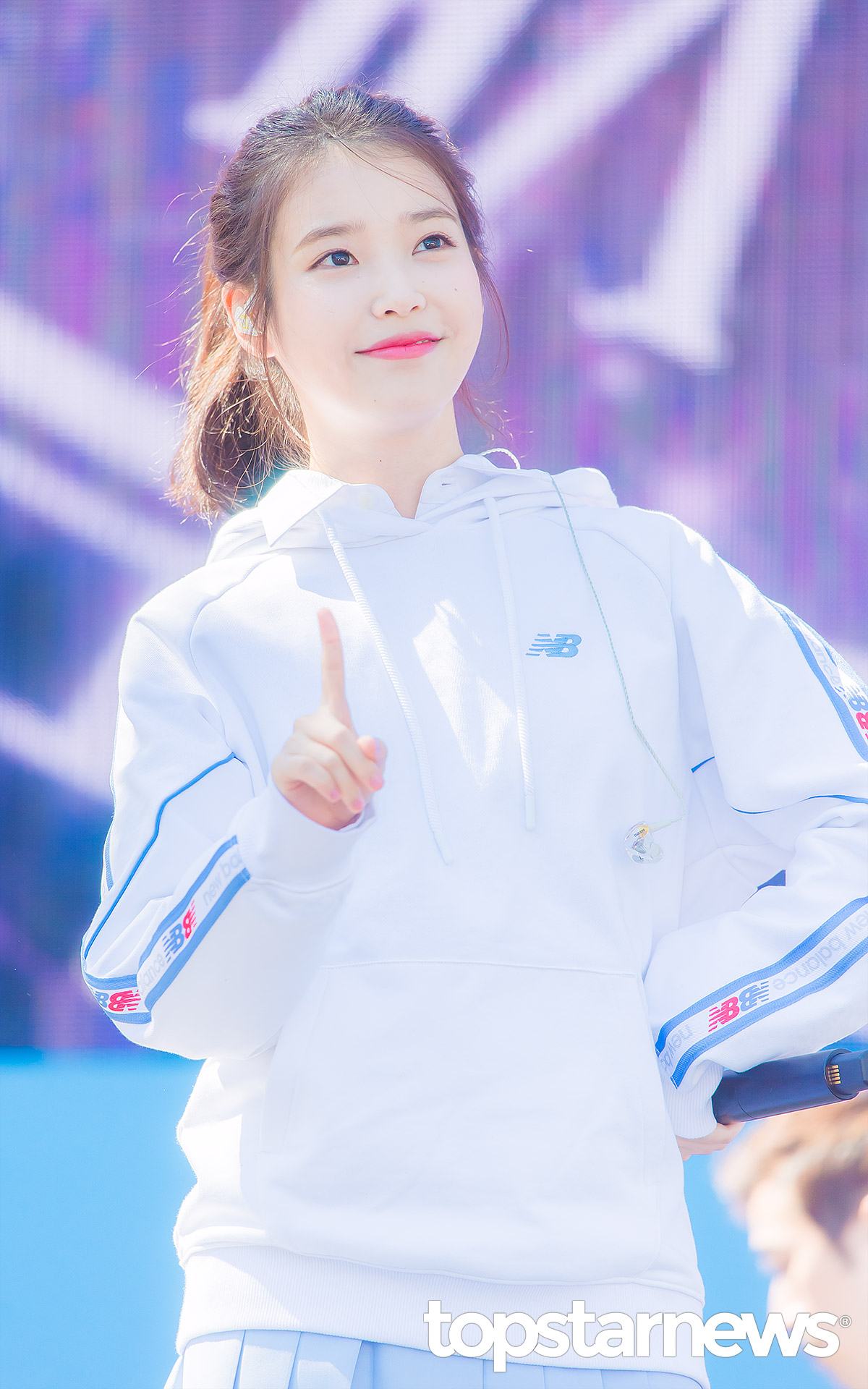 #IU
有「GOD知恩」之稱的IU,為了慶祝出道十週年特別推出的單曲《BBIBBI》,此次的曲風更是她首次挑戰的「Alternative R&B」風格,IU依舊駕馭得很好啊!歌詞也訴說著現在的網路亂象,MV中的IU實在很可愛~